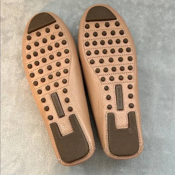 Tory Burch Camel Leather Loafers with Gold Emblem - Picture 4 of 4